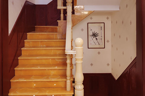 光泽中式别墅室内汉白玉石楼梯的定制安装装饰效果