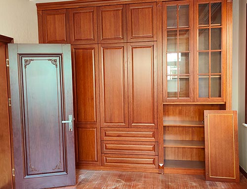 光泽中式家庭装修里定制的实木衣柜效果图
